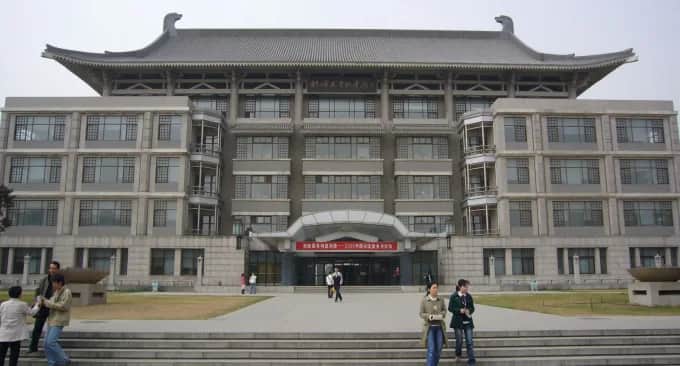 北京大学图书馆建筑与前方道路