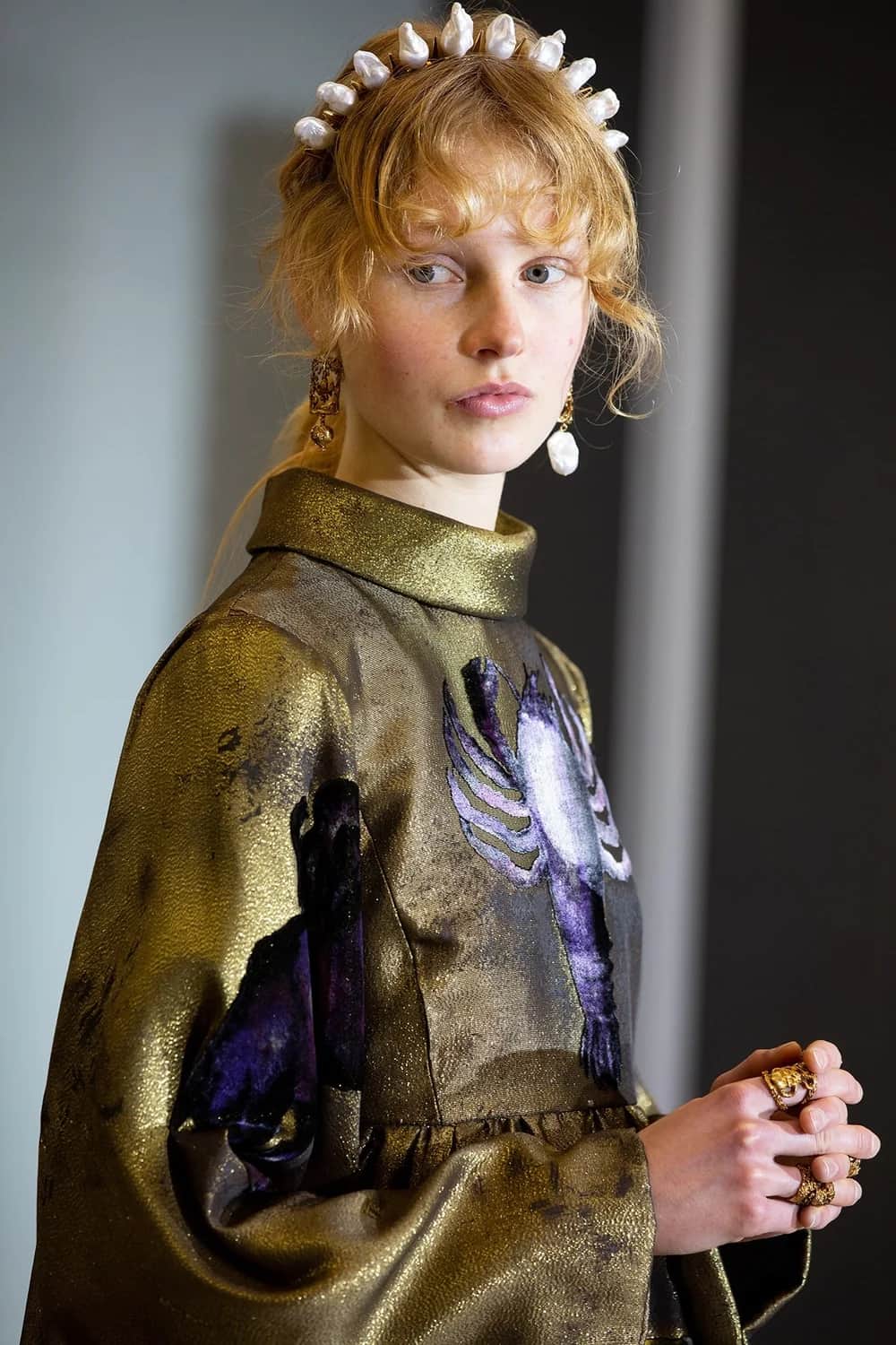 Dior 2021 春夏高定人物服装及头部装饰的照片