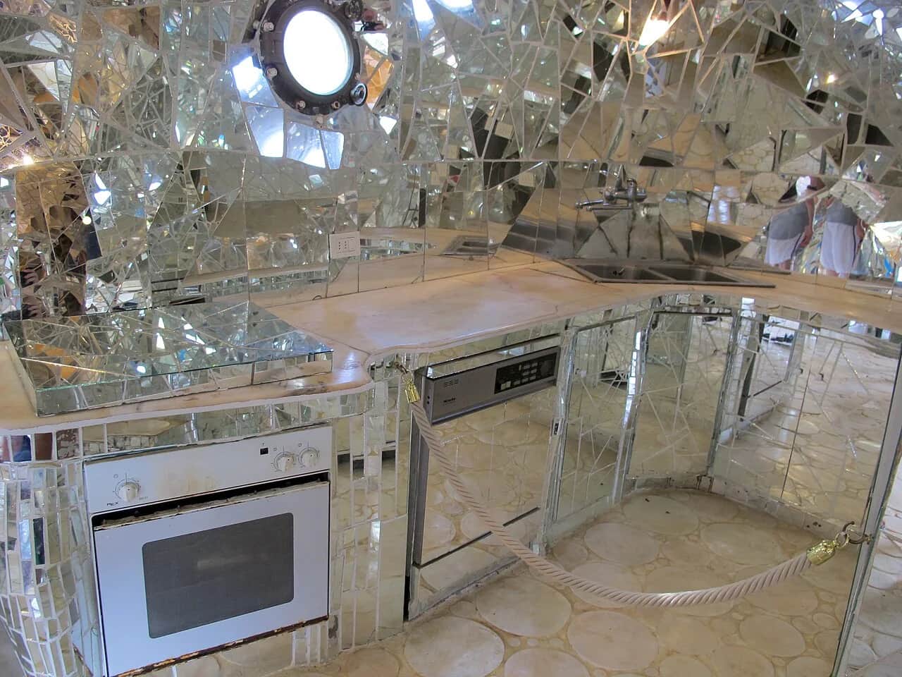 塔罗花园皇后内部的镜面厨房台面水槽与设施