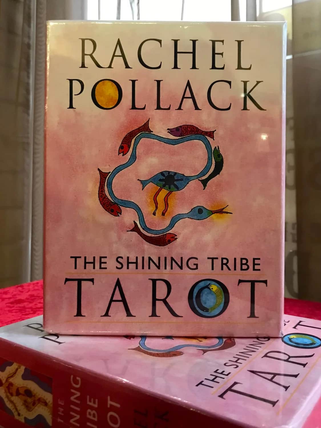 Watkins Books 店铺里陈列的 Shining Tribe 塔罗盒装书
