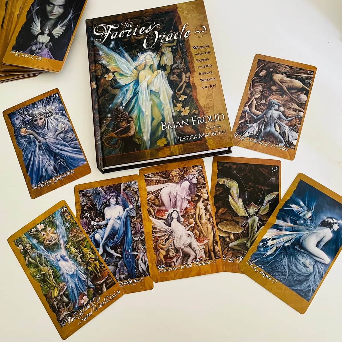 Faeries Oracle 的书册牌盒与展开图像