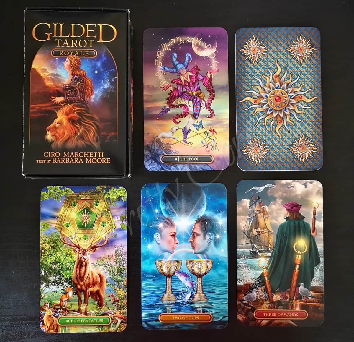 Gilded Tarot Royale 的六张牌面与盒子