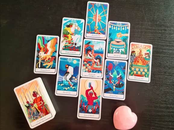 Tarot of the Divine 展开的牌面与蓝色牌背