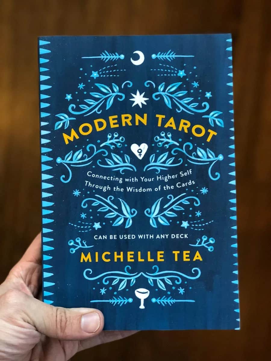 手持 Modern Tarot 书封的公开图像